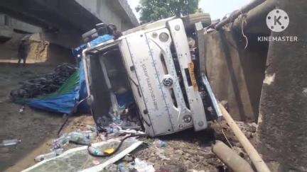 पथरगामा: सुंदरनदी पुल से जा रहा छड़ से लदा ट्रक सुबह 5:30 बजे पलटा, चालक बाल-बाल बचा