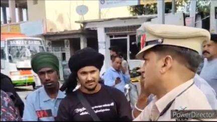 हमीरपुर: पंजाब राज्य से आए पर्यटकों को पट्टा में यातायात नियमों का पाठ सिखाया गया, एएसआई संजीव पुंडीर का समझाते हुए वीडियो वायरल