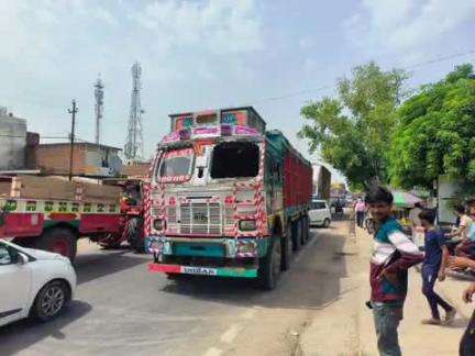 घाटमपुर: तिलसड़ा मोड पर लगा भीषण जाम, खराब ट्रक बना कारण