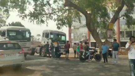 डिंडौरी: नगर परिषद ठेकेदार के कर्मचारी बाजार में वाहनों से कर रहे अवैध वसूली, वीडियो वायरल