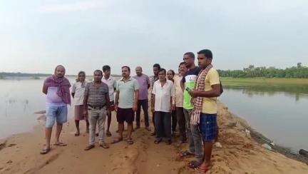 ଜଳେଶ୍ବର: ଗୋପ ଗାଁ ରେ ବଢିଚାଲିଛି ବାଲି ମାଫିଆଙ୍କ ଦୌରାତ୍ମ୍ୟ :  ଉଦାସୀନତା ପ୍ରଶାସନ, ବିଭିନ୍ନ ସମସ୍ୟା ନେଇ ଗ୍ରାମବାସୀ
 #jansamasya