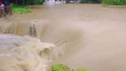 করিমগঞ্জ: আছিমগঞ্জ দুর্লভপুরে দুটি স্থান থেকে হু হু করে প্রবেশ করছে লংগাই নদীর জল