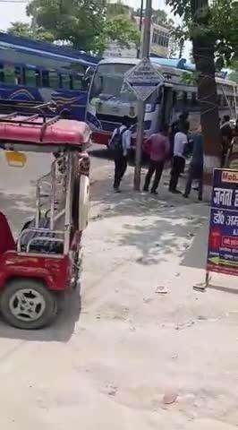 महुआ: महुआ के मंगरू चौक के पास सड़क पर बस खराब होने से लगा भीषण जाम, लोग परेशान