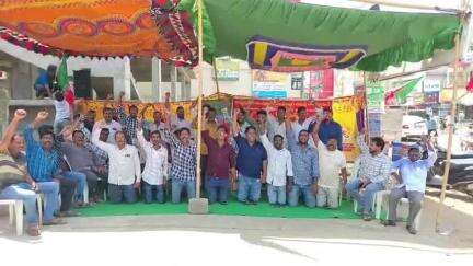 తమ సమస్యలు పరిష్కరించాలని కోరుతూ అమలాపురం లో మున్సిపల్ ఇంజినీరింగ్ సిబ్బంది మోకాళ్లపై నిరసన
