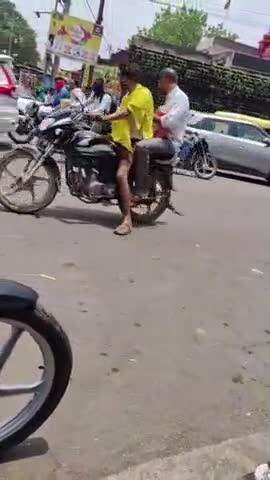 दतिया नगर: राजगढ़ चौराहा: नशे में युवक ने काटा बवाल, गाली-गलौज का वीडियो वायरल