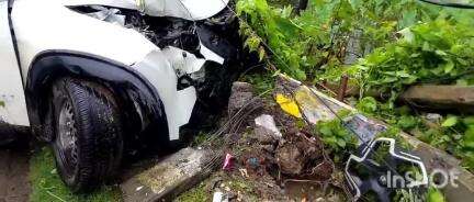 হাজো: বৰদধিত পথ দুৰ্ঘটনা, নিয়ন্ত্ৰণ হেৰুৱাই চাৰিচকীয়া বাহনে খুন্দা মাৰিলে বিদ্যুতৰ খুঁটাত, গাড়ীখনত থকা আটাইকেইজন লোকৰ পলায়ন