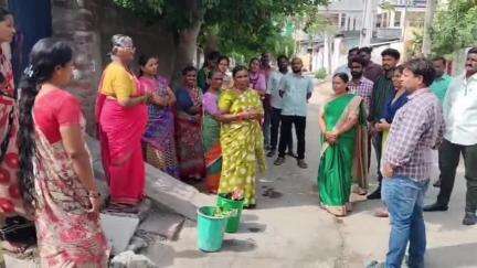 పెద్దపల్లి: సుభాష్ నగర్‌లో తడి, పొడి చెత్తపై అవగాహన కల్పించిన మున్సిపల్ కమిషనర్ వెంకటేష్
