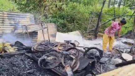 అరకులో గుర్తుతెలియని వ్యక్తులు నిప్పంటించడంతో పూర్తిగా దగ్ధమైన బాంబో చికెన్ సెంటర్