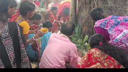 সাঁইথিয়া: জামাই ষষ্ঠী উপলক্ষ্যে সাঁইথিয়ার জুইতি গ্রামে পুজোয় মাতলেন মহিলারা
