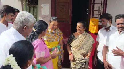 கோவை தெற்கு: டவுன்ஹால் பகுதியில் நலம் இலவச மருத்துவ முகாமை  தெற்கு தொகுதி சட்டமன்ற உறுப்பினர் வானதி சீனிவாசன் தொடங்கி வைத்தார்