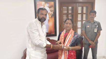 ముధోల్: హైదరాబాద్‌లోని ఆమె స్వగృహంలో మంత్రి కొండా సురేఖను కలిసిన బాసర మండల కాంగ్రెస్ పార్టీ అధ్యక్షుడు రమేష్