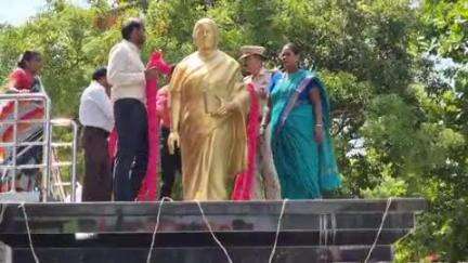 கடலூர்: முதுநகரில் சுதந்திர போராட்ட தியாகி அஞ்சலை அம்மாளின் சிலைக்கு ஆட்சியர், எஸ்.பி மாலை அணிவித்து மரியாதை