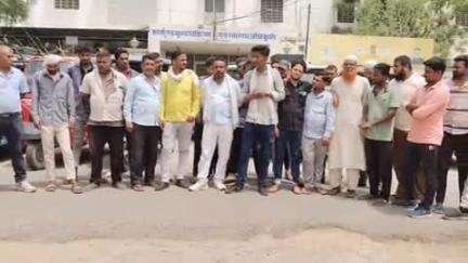 झुंझुनू: लाल झंडा टैक्सी यूनियन ने पार्किंग चार्ज से परेशान होकर झुंझुनू CMHO कार्यालय का किया घेराव, दिया ज्ञापन