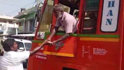 திருச்செங்கோடு: எலச்சிபாளையத்தில் ஓட்டுனர் தினத்தையொட்டி தமிழ்நாடு சாலை போக்குவரத்து தொழிலாளர் சம்மேளனத்தினர் இனிப்பு வழங்கி கொண்டாடினர்