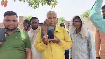 भरथना: गुलालपुर दलित बस्ती मे पानी निकासी व नालियों की साफ-सफाई नही होने से नाराज ग्रामीणों ने1076शिकायतेदर्ज करवाई #jansamasya