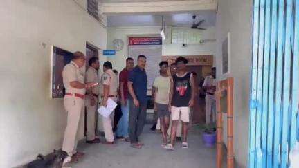 মাটিগাড়া: দুই গোষ্ঠীর মধ্যে বিবাদ! বাড়িতে ঢুকে ভাঙচুর ও মারধরের ঘটনায় মাটিগাড়া থেকে গ্রেফতার ৭ জন