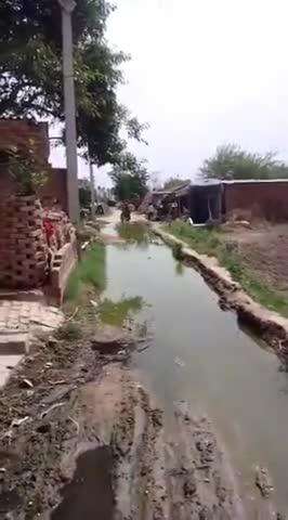 बदायूं: बदायूं के पालपुर गांव में गांव में रोड पर जल भराव होने ग्रामीण परेशान #jansamasya