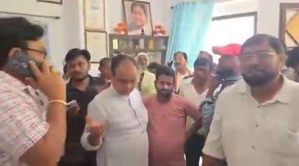 *Must Watch Video*

*गरीब की आवाज़ बनी सरकार!*
स्वास्थ्य मंत्री डॉ. इरफान अंसारी ने एक गरीब की फरियाद पर बिजली विभाग के सहायक अभियंता को जमकर लताड़ा!
*जनता के हक़ के लिए मंत्री का सख्त रुख 👏⚡*