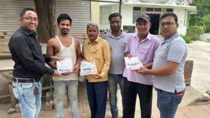 सिलाव: रोटरी क्लब ऑफ नालंदा द्वारा नालंदा खंडहर के पास गरीबों के बीच वस्त्रों का वितरण