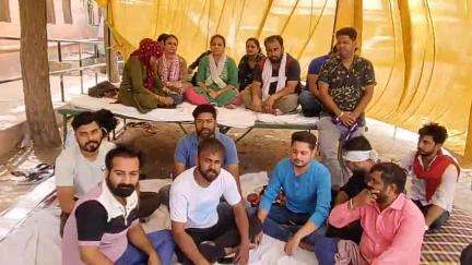 बीकानेर: सीएमएचओ कार्यालय के आगे यूटीबी नर्सिंग कर्मचारियों का धरना जारी, भूख हड़ताल भी शुरू की