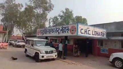 लोहारू: गांव गिगनाऊ में आरा मशीन के पास पिकअप ने बाइक सवार को टक्कर मारी