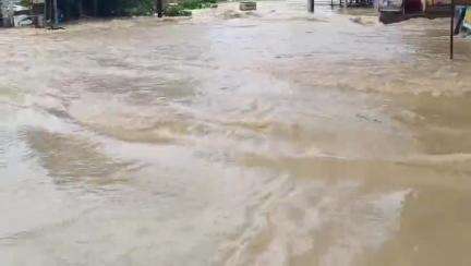 মোহনপুর: টানা বৃষ্টিতে প্লাবিত রাজ্যের পশ্চিম ত্রিপুরা,১৩০০ পরিবার আশ্রয় নিয়ছে শেল্টার হাউসে