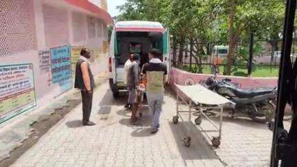 कोरांव: कोरांव बाजार के लेडियारी रोड तिराहे पर अनियंत्रित बोलेरो ने बाइक सवार को मारी टक्कर, पैर टूटा, जिला अस्पताल रेफर