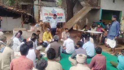 लटेरी: लटेरी की सहरिया बस्ती में एसडीओपी ने लोगों को यातायात, नशा मुक्ति और ध्यान के फायदे बताए