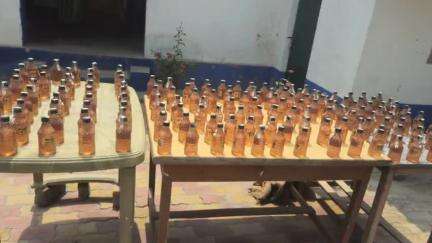 चनपटिया: सिरिसिया थाना पुलिस ने 47.1 लीटर नेपाली शराब ज़ब्त की, कारोबारी फरार