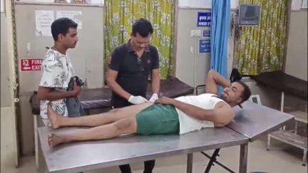 दमोह: किसान भवन के सामने दुकान संचालक पर पुराने विवाद में 3 युवकों ने चाकू से किया हमला, घायल अस्पताल में भर्ती