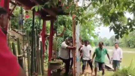 ডিমৌ: ডিমৌৰ দিচাং নদীৰ ৫ নং বকুলডোবা শ্লুইচ গেট ভাঙিলে বাঢ়নী পানীয়ে, জলসম্পদ বিভাগৰ লোক আৰু স্থানীয় ৰাইজৰ প্ৰতিৰোধৰ চেষ্টা