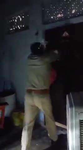झांसी: पठोरिया मोहल्ले में फांसी लगा रहे व्यक्ति की जान पीआरवी के सिपाहियों ने बचाई, वीडियो हुआ वायरल