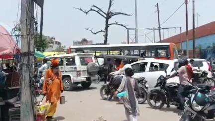 तमकुही राज: तमकुहीराज हाइवे चौराहे पर लगा भयंकर जाम, तेज धूप में राहगीर रहे परेशान