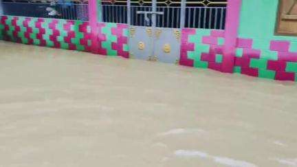 শিলচর: উত্তরকাটিগড়ায় বন্যাপরিস্থিতি ভয়াবহ রুপনিয়েছে,শিলচর জয়ন্তীয়া সড়কের উপর দিয়ে বইছে বন্যার জল