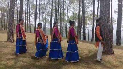 द्वाराहाट: द्वाराहाट में कुमाऊनी गानों की शूटिंग, यूके लक्ष्मी प्रोडक्शन के बैनर तले उत्तराखंड में फिल्म निर्माण की अपार संभावना