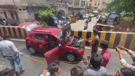 अजमेर: भीषण गर्मी के चलते अजमेर के एलिवेटेड रोड पर एक कार में लगी आग