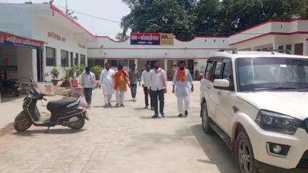 मऊ: बालनिकेतन तिराहे पर स्थित कोतवाली में भाजपा नेताओं ने सपा कार्यकर्ता के खिलाफ तहरीर दी, फेसबुक पर दी गाली