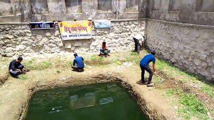 मंडला: ग्राम पंचायत कटरा की प्राचीन बावड़ी में समाजसेवी व युवाओं ने किया श्रमदान, जिला पंचायत उपाध्यक्ष रहे मौजूद