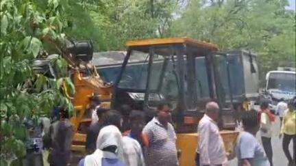 कोडरमा: कोडरमा घाटी में जमसोती नाला के पास दो ट्रकों की टक्कर, एक चालक दबा, यातायात प्रभावित