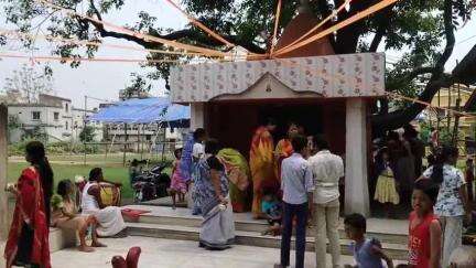 নলহাটি ১: আশ্রমপাড়ার কালী মন্দিরে জামাইষষ্ঠী উপলক্ষ্যে বিশেষ পুজো দিতে উপস্থিত মহিলারা