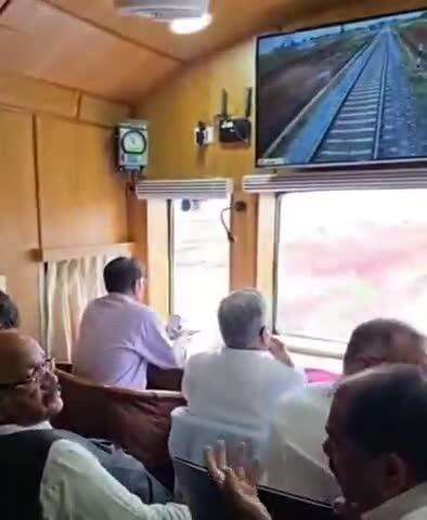 ಕಲಬುರಗಿ: ರೈಲಿನಲ್ಲಿ ಕಲಬುರಗಿಗೆ  ಕೇಂದ್ರ ಸಚಿವ ವಿ ಸೋಮಣ್ಣ ಆಗಮನ,ರೈಲ್ವೆ ಹಳಿಗಳ ವೀಕ್ಷಣೆ,ಅಧಿಕಾರಿಗಳಿಂದ ಮಾಹಿತಿ