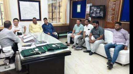 बुरहानपुर नगर: बुरहानपुर नगर निगम आयुक्त से मिला कांग्रेस पार्षद दल, हॉकर्स जोन की समस्या बताई