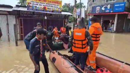 মোহনপুর: আগরতলা শহরের বিভিন্ন অঞ্চলে ভারী বৃষ্টিপাতের আটকে যাওয়া জনগণকে নিরাপদ স্থানে নিয়ে যেতে  নামানো হলো বোট