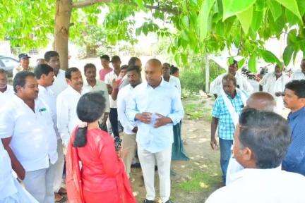 నిర్మల్: సోన్ మండలం పాక్పట్ల లో వడ్ల కొనుగోలు కేంద్రాన్ని పరిశీలించిన బీజేఎల్పీ నేత ఎమ్మెల్యే ఏలేటి మహేశ్వర్ రెడ్డి