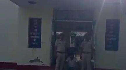 पीपलदा: अयाना पुलिस ने एरिया डोमिनेशन अभियान के तहत एक गिरफ्तारी वारंटी को गिरफ्तार कर न्यायिक हिरासत में भेजा