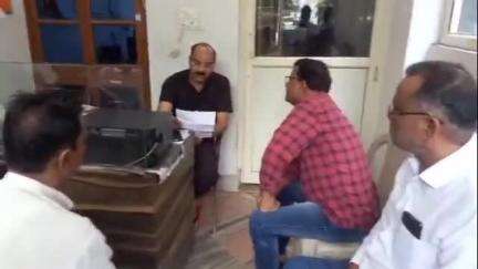 शाहजहांपुर: पंचशील सोशल वेलफेयर सोसाइटी ने सांसद को ज्ञापन देकर राजकीय छात्रावास में इंटरलॉकिंग कार्य करवाने की मांग की
