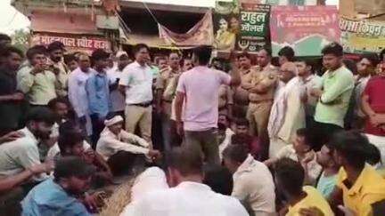 आलापुर: रामनगर चौक में शव रखकर सड़क जाम करने वाले 18 नामजद और 50-60 अज्ञात प्रदर्शनकारियों के खिलाफ आलापुर में मुकदमा दर्ज
