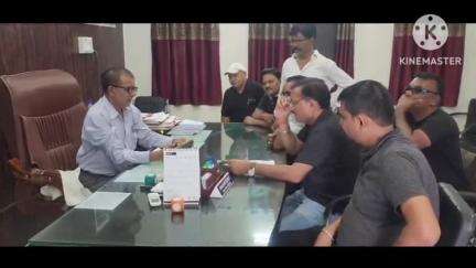 काला टीशर्ट पहनकर मिशन संडे टीम ने खैरागढ़ में जिला शिक्षा अधिकारी से मुलाकात कर जिले में शिक्षा बचाने की रखी मांग