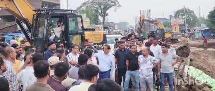 ছয়গাঁও: ছয়গাঁৱৰ ৰাষ্ট্ৰীয় ঘাইপথৰ যাতায়াত বন্ধ হোৱা স্থান পৰিদৰ্শন জিলা আয়ুক্ত দেৱ কুমাৰ মিশ্ৰ, বিধায়ক হেমাংগ ঠাকুৰীয়াৰ