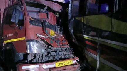 मांट: थाना क्षेत्र मांट में कैंटर और बस की टक्कर से उड़े दोनों वाहन के परखच्चे, एक की मौत व दो घायल